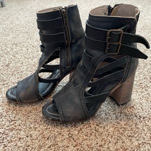 Freebird by Steven. Black Tiara